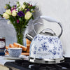 Laura Ashley Stainless Steel Stovetop China Rose Tea Kettle - VQ-SBNK057-LACR-CA|Bouilloire sur la cuisinière Laura Ashley en acier inoxydable, rosier de Chine - VQ-SBNK057-LACR-CA