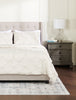 Gardenia Wynd 3-Piece King Comforter Set - Oatmeal | Ensemble d'édredon Gardenia Wynd 3 pièces écru pour très grand lit