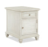 Newman  18" Traditional Chairside Table with Storage - Alabaster White Pine|Table de fauteuil traditionnelle Newman de 18 po avec rangement - pin blanc albâtre