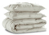 Gardenia Wynd 3-Piece King Comforter Set - Oatmeal | Ensemble d'édredon Gardenia Wynd 3 pièces écru pour très grand lit