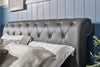 Tulsa Upholstered Platform Bed in Grey Vegan-Leather Fabric, Button Tufted - Queen Size | Lit plateforme rembourré Tulsa en tissu de cuir végétalien gris avec capitonnage à boutons - format grand lit